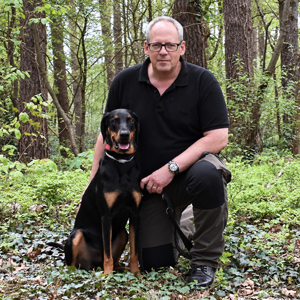 Jörg Koch mit seinem Hund – fachliche Leitung des Standaufsicht-Lehrgangs